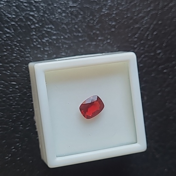 Red Labradorite approx 1.60ct 9mm × 7mm - Picture 2 of 11